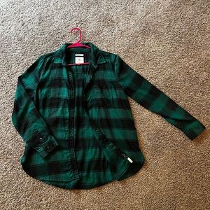 American Eagle Green and Black Plaid Button Down M